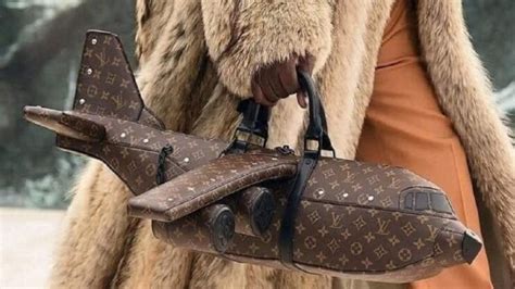 Louis Vuitton presenta una borsa a forma di aereo che .